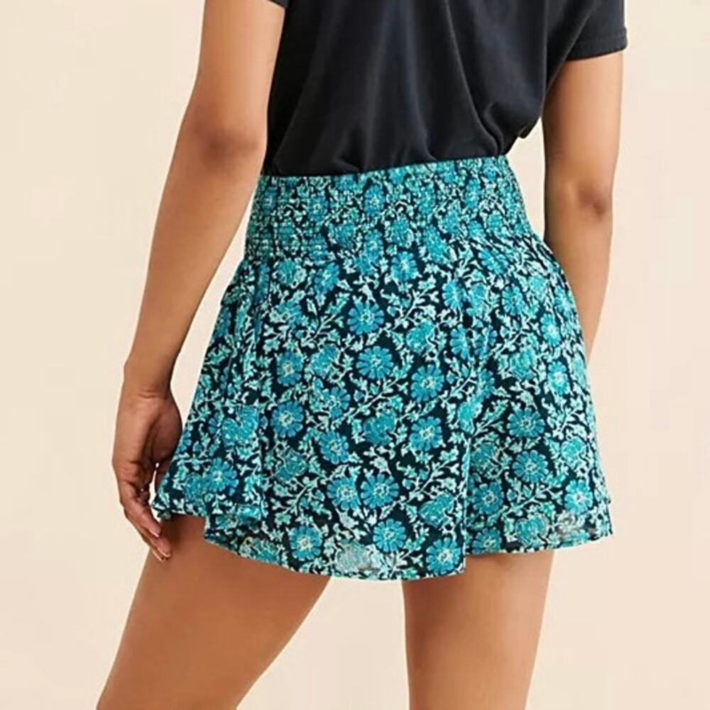 Free People “Say It’s So” Blue Floral Smocked Shorts | Size M | NWT - Picture 2 of 8